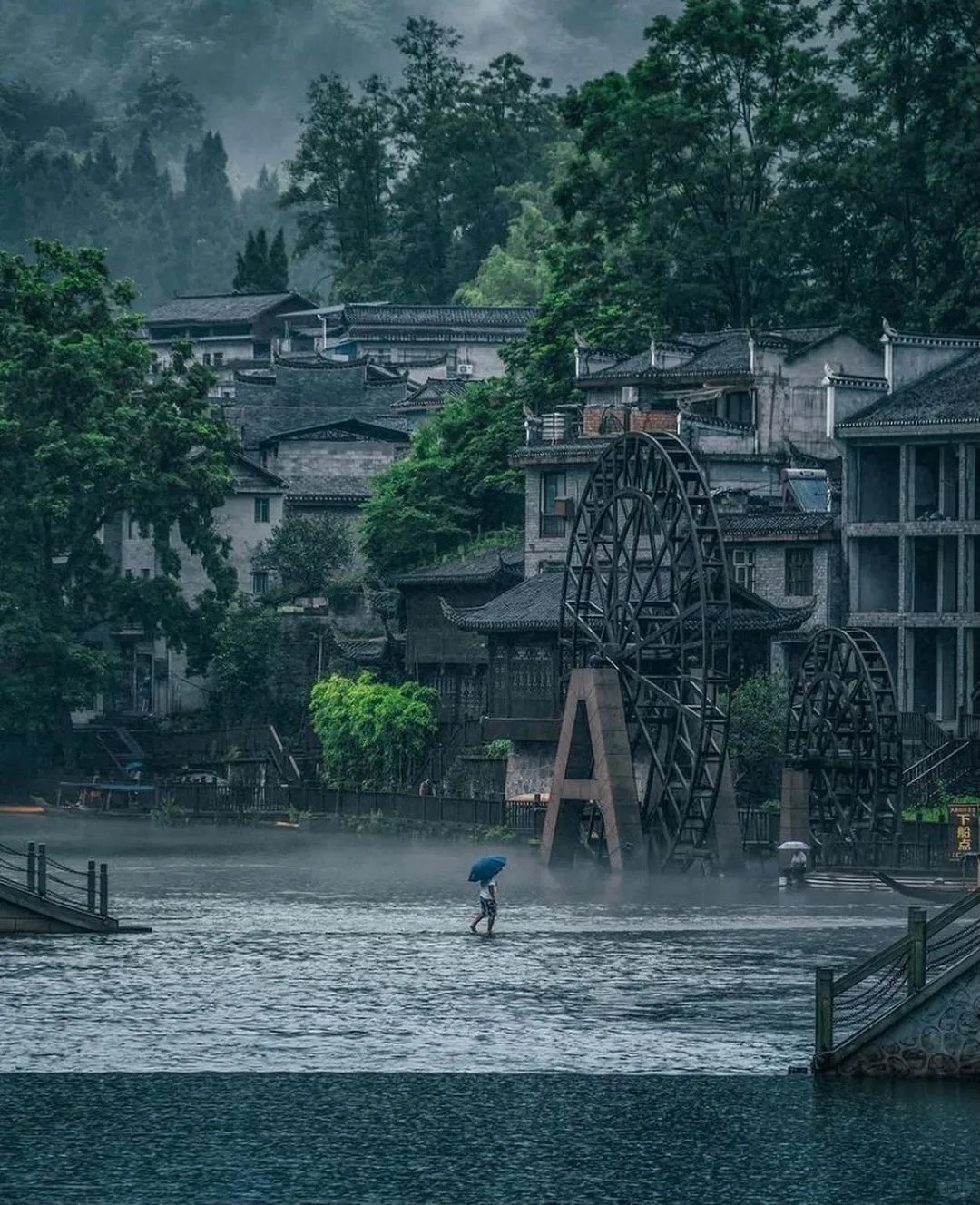 【凤凰古城：一场穿越时光的旅行指南】_2_红鲤鱼与绿鲤鱼与驴V_湖南凤凰-来自52tours 我爱旅游网